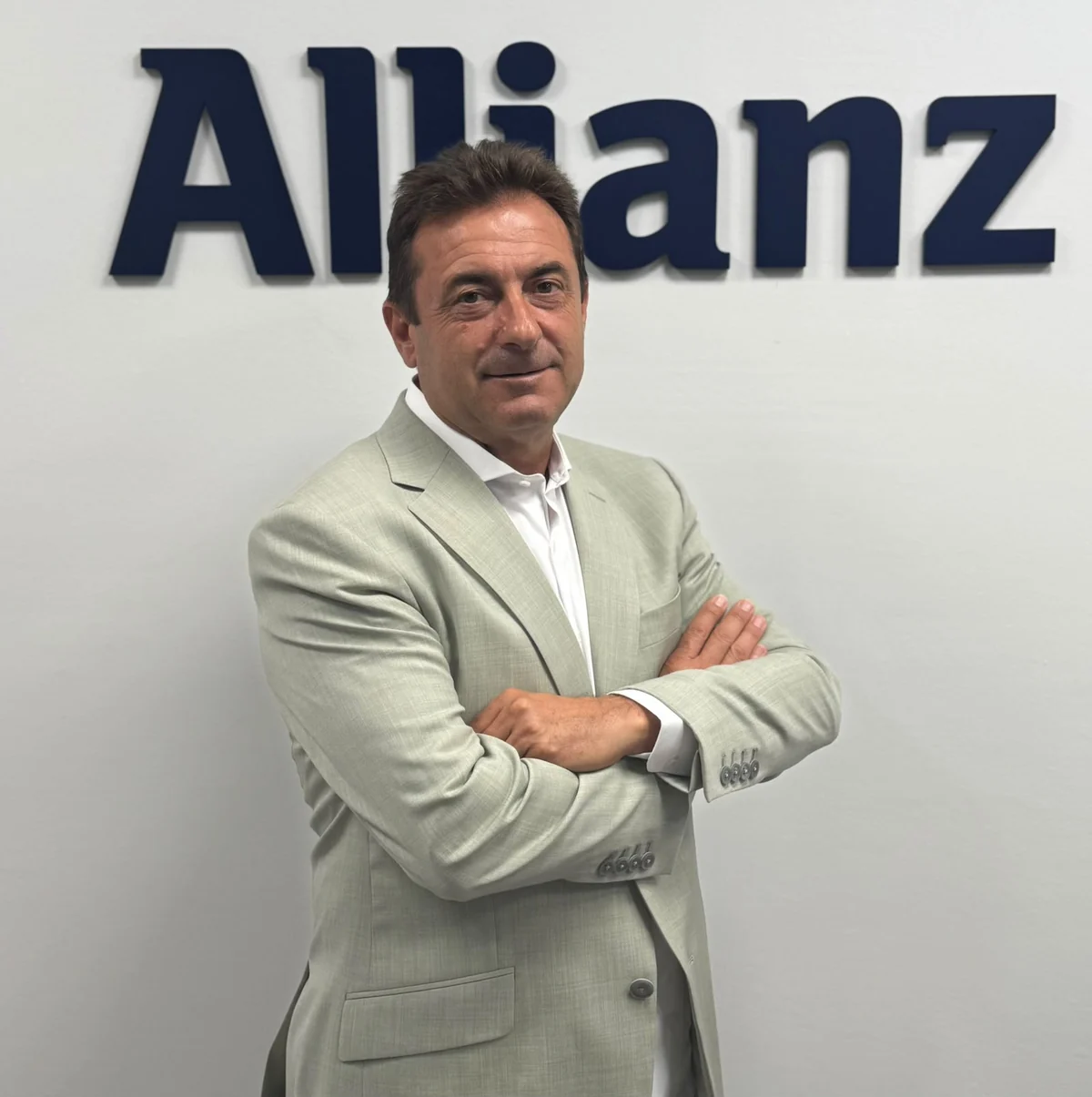 Ginés Raso en la oficina de Raso Seguros