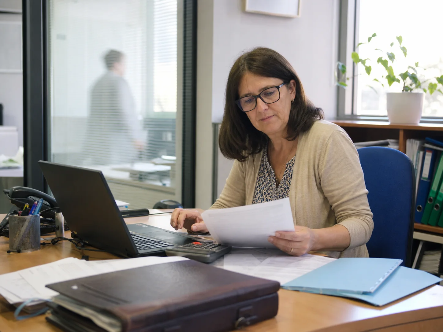 Asesora revisando opciones de ahorro e inversión en una oficina