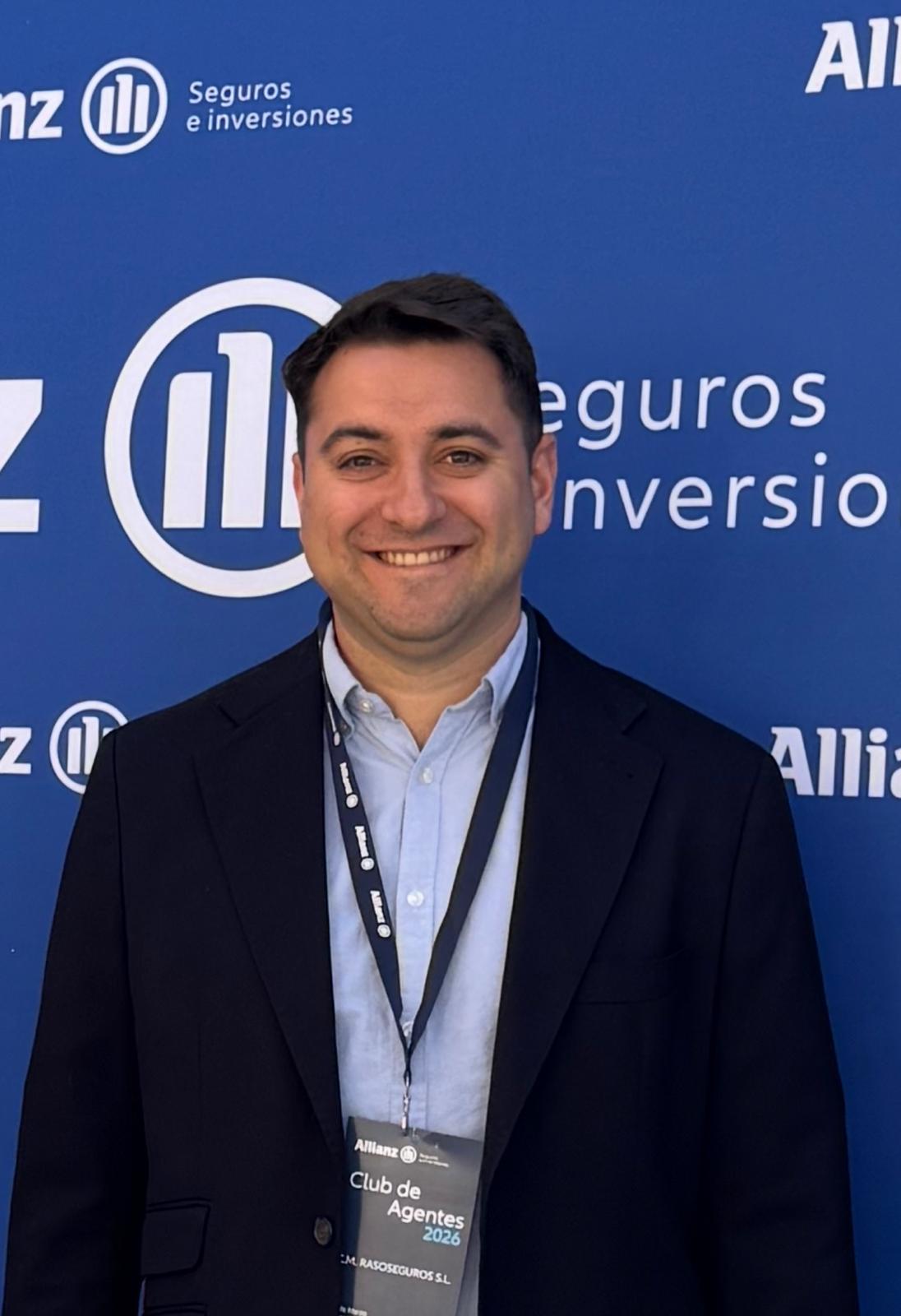 Atención directa a una clienta en Raso Seguros
